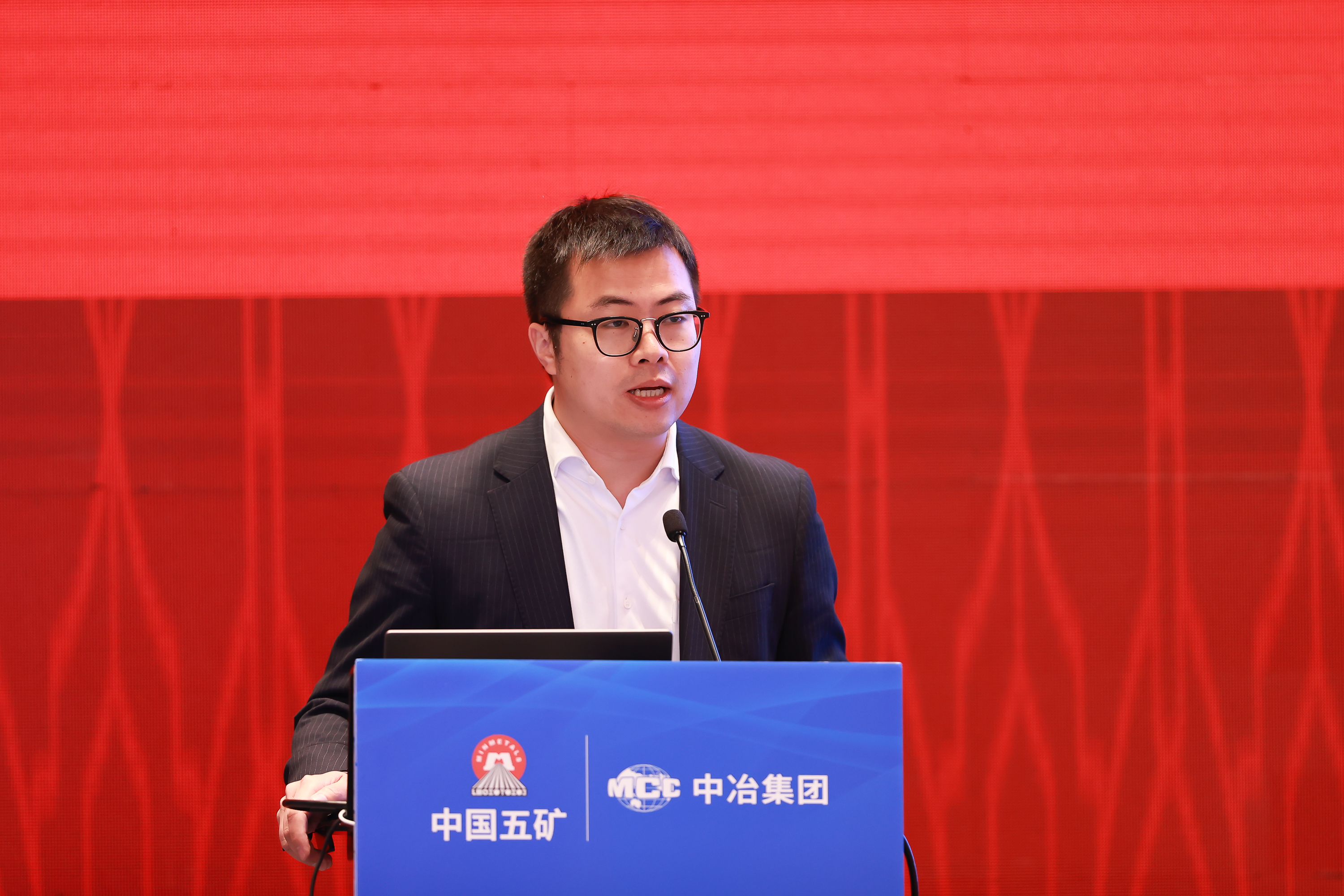 申万宏源首席分析师袁豪作讲座