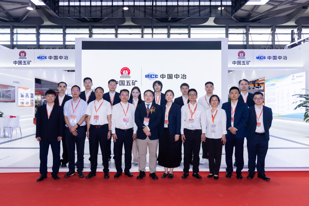 2-冶金展工作人员合影