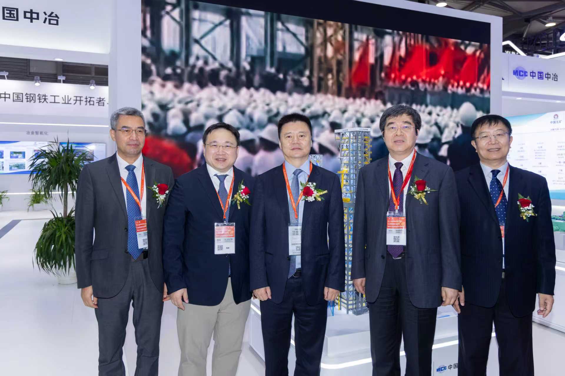 3-肖鹏与中国钢铁工业协会副会长兼秘书长姜维一行在展台合影