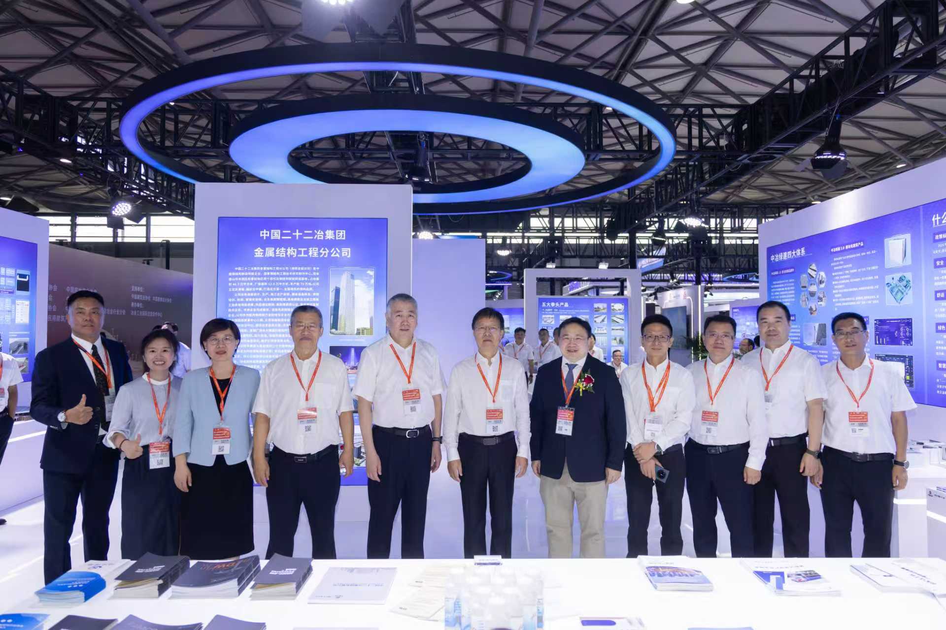 4-肖鹏与中国钢铁工业协会副会长夏农一行在展台合影