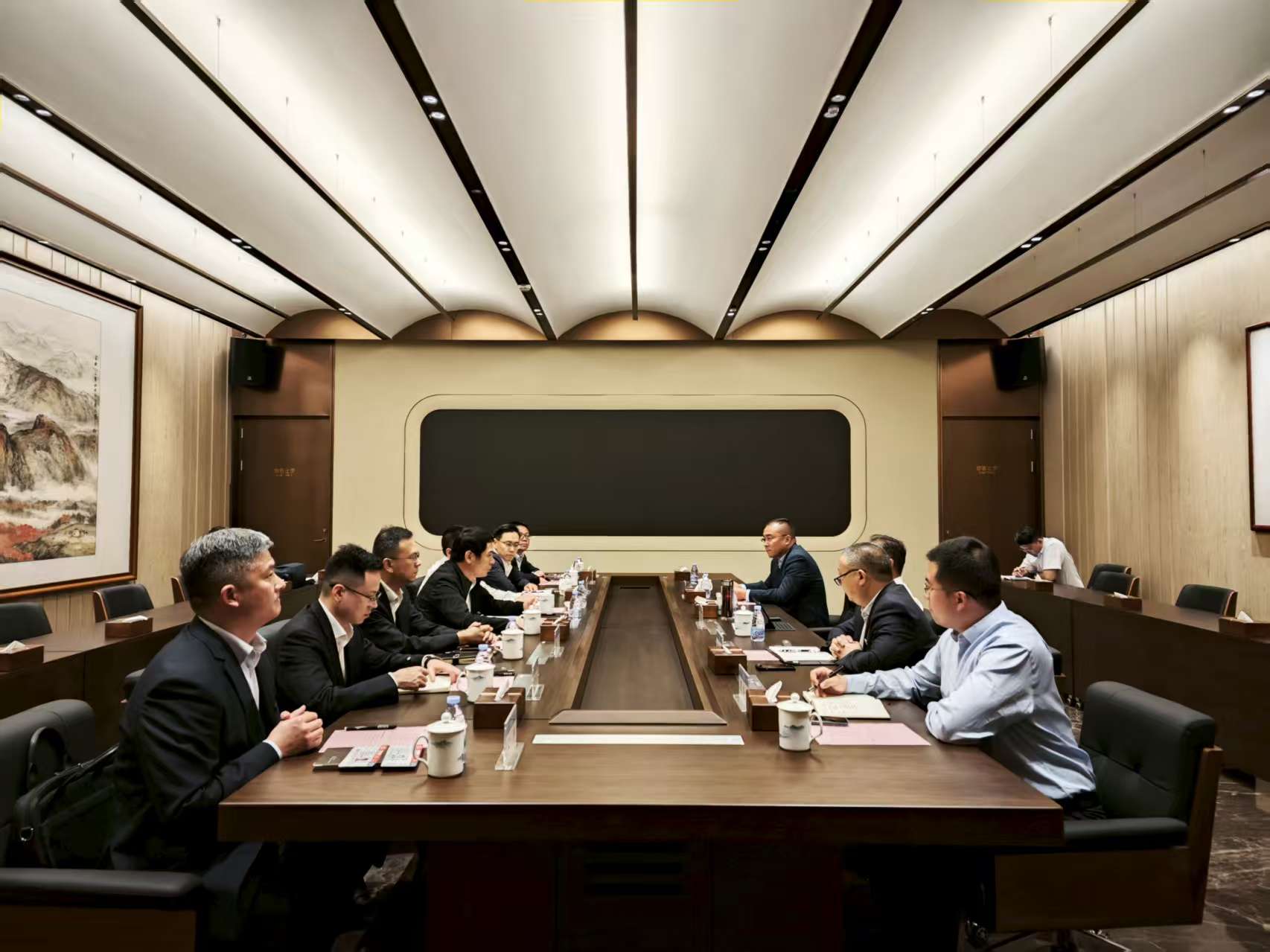 与新疆机场集团会谈