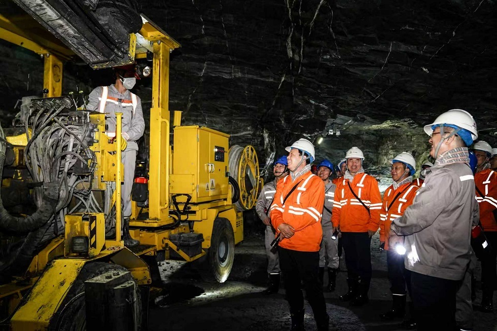 2-陈得信在香炉山钨业东部井下与一线操作员亲切交流