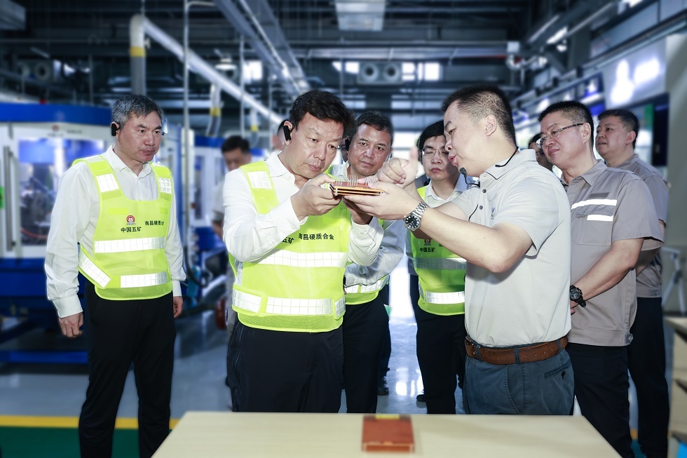 4-陈得信在金洲公司南昌分公司了解微钻应用情况