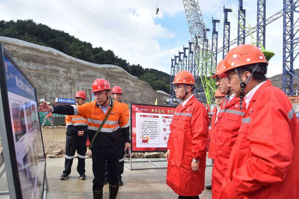 朱可炳听取陈台沟铁矿1100万吨 年选矿工程地表施工情况介绍